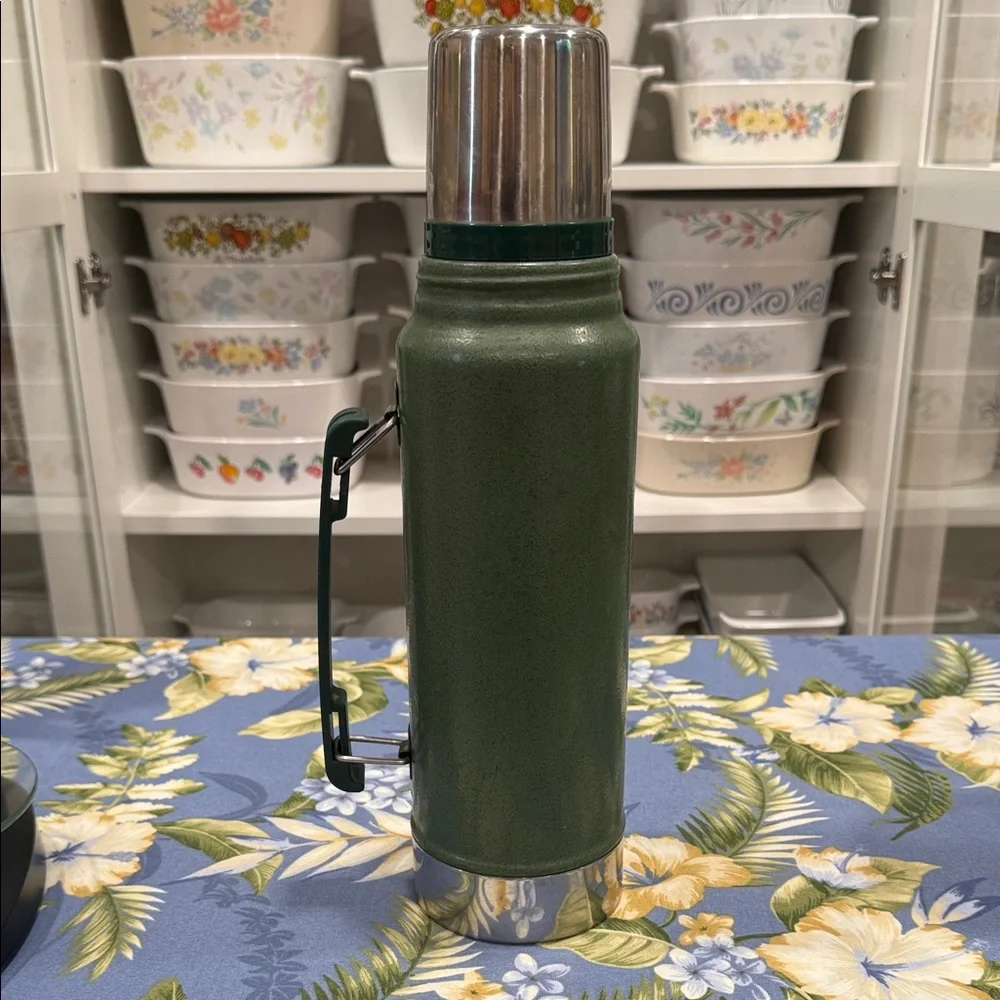 Stanley Classic Green Thermos - Picture 2 of 7